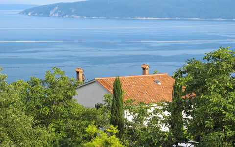 Mošćenička Draga 619: Wasser, Himmel, Gebäude, Ökoregion, Azurblau, Natürliche Landschaft, Baum, Grundstueck, Vegetation, Hütte