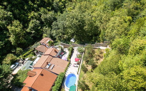Oscha: Gebäude, Pflanze, Baum, Fenster, Haus, Natürliche Landschaft, Landschaft, Urban Design, Ländliches Gebiet, Hütte
