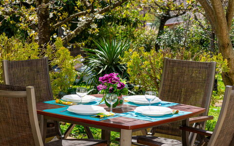 Krk Njivice 617: Möbel, Tabelle, Gartenmöbel, Stuhl, Geschirr, Tisch Im Freien, Küche & Esszimmer Tisch, Esszimmer, Blumentopf, Terrasse