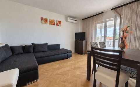 Krk Krk 669: Möbel, Flooring, Interior Design, Fussboden, Couch, Holz, Holzboden, Zimmer, Decke, Wohnzimmer