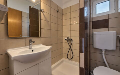 Krk Krk 669: Badezimmer, Armatur, Bad Sink, Flooring, Interior Design, Fussboden, Sinken, Toilette, Zapfhahn, Zimmer