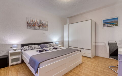 Senj 631: Bett, Schlafzimmer, Interior Design, Möbel, Zimmer, Bedding, Fussboden, Bettdecke, Flooring, Decke