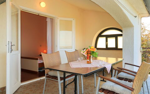 Senj 631: Tabelle, Möbel, Eigentum, Couch, Holz, Stuhl, Pflanze, Interior Design, Orange, Zimmerpflanze
