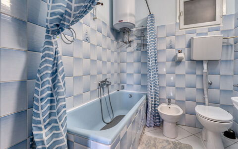 Senj 631: Blau, Armatur, Badezimmer, Flooring, Interior Design, Fussboden, Fliese, Installation, Badewanne, Toilette
