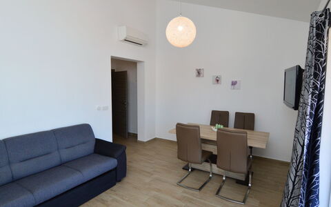 Šibenik 626: Möbel, Couch, Gebäude, Komfort, Tabelle, Holz, Interior Design, Vorhang, Flooring, Wohnzimmer