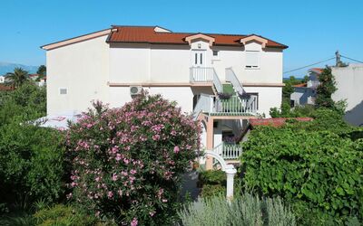 Makarska 656: Eigentum, Haus, Wohngebiet, Gebäude, Grundeigentum, Die Architektur, Nachbarschaft, Wohnung, Villa, Baum