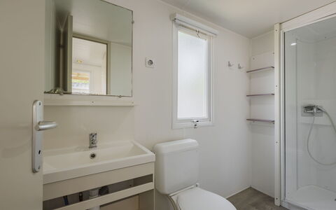 Balatonfüred 603: Armatur, Badezimmer, Fussboden, Flooring, Decke, Toilleten Sitz, Toilette, Installation, Interior Design, Sinken
