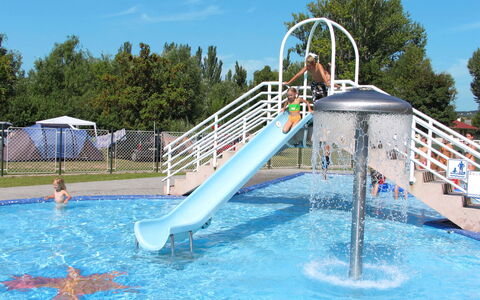 Balatonfured 603: Wasser, Himmel, Wolke, Schwimmbad, Baum, Freizeit, Rutsche, Erholung, Spass, Spielplatz