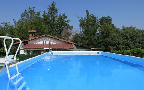 San Damiano D'Asti 603: Wasser, Himmel, Schwimmbad, Schatten, Gebäude, Baum, Rechteck, Haus, Holz, Verbundwerkstoff