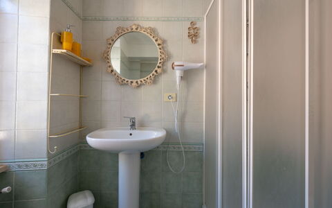 Cossombrato 607: Bad Sink, Wand, Badezimmer, Armatur, Interior Design, Flooring, Fussboden, Sinken, Installation, Zapfhahn
