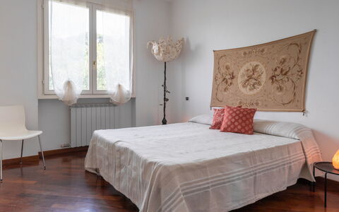 Diano Marina 626: Schlafzimmer, Bett, Möbel, Zimmer, Bettdecke, Eigentum, Bedding, Matratze, Bettrahmen, Fussboden