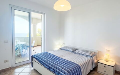 Pietra Ligure 612: Interior Design, Fussboden, Flooring, Möbel, Zimmer, Bett, Decke, Schlafzimmer, Wohnung, Bettdecke
