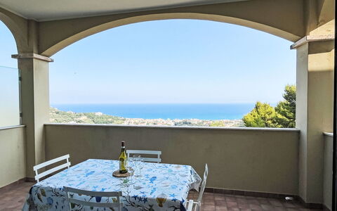 Pietra Ligure 612: Flooring, Fussboden, Meer, Decke, Stuhl, Schatten, Resort, Balkon, Eco Hotel, Küche & Esszimmer Tisch