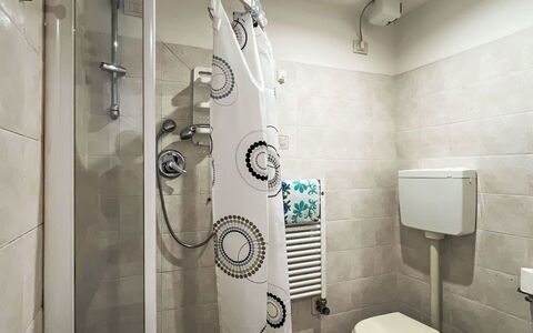 Pietra Ligure 612: Armatur, Toilleten Sitz, Toilette, Badezimmer, Flooring, Interior Design, Fussboden, Bad Sink, Sinken, Installation