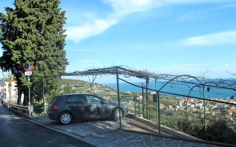 Pietra Ligure 612: Wolke, Himmel, Rad, Pflanze, Fahrzeug, Auto, Kraftfahrzeug, Autoreifen
