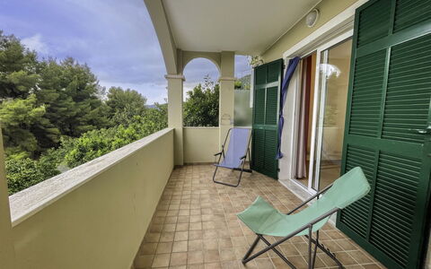 Pietra Ligure 612: Eigentum, Pflanze, Gebäude, Schatten, Die Architektur, Interior Design, Holz, Himmel, Wolke, Stuhl
