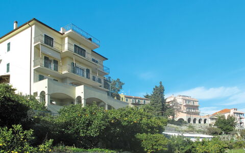 Pietra Ligure 612: Himmel, Gebäude, Pflanze, Fenster, Baum, Wolke, Urban Design, Nachbarschaft, Wohngebiet, Grundeigentum