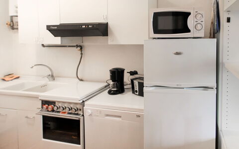 Lo Scoiattolo: Cabinetry, Eigentum, Küchengerät, Spüle, Produkt, Haushaltsgerät, Cooktop, Herd, Küche, Interior Design
