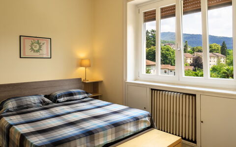 Del Sole: Schlafzimmer, Bett, Möbel, Zimmer, Eigentum, Interior Design, Decke, Bettrahmen, Bettdecke, Fussboden