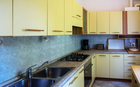 Del Sole: Countertop, Eigentum, Zimmer, Küche, Cabinetry, Möbel, Gelb, Gebäude, Interior Design, Haus
