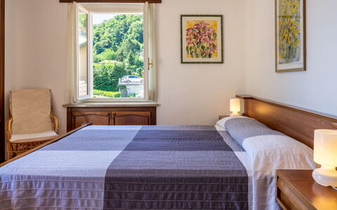 Al Lago: Schlafzimmer, Möbel, Zimmer, Bett, Eigentum, Bettrahmen, Bettdecke, Interior Design, Gebäude, Wand