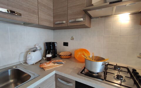 La Trave: Braun, Eigentum, Spüle, Countertop, Cabinetry, Sinken, Küche, Herd, Küchengerät, Holz