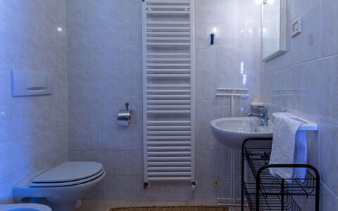 Gravedona 720: Badezimmer, Zimmer, Eigentum, Fliese, Armatur, Wand, Fussboden, Toilette, Die Architektur, Interior Design