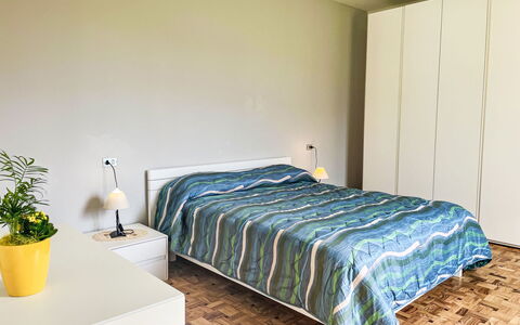 Pippo: Bett, Möbel, Schlafzimmer, Flooring, Fussboden, Interior Design, Wand, Bettdecke, Holz, Bedding