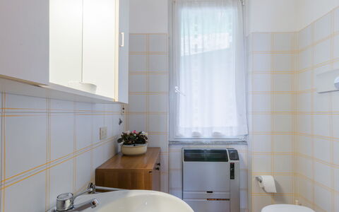 Varenna 618: Zapfhahn, Sinken, Armatur, Eigentum, Badezimmerschrank, Weiss, Bad Sink, Badezimmer, Lila