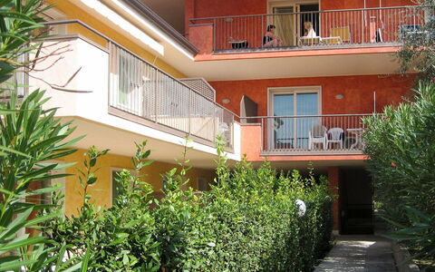 Le Camelie: Pflanze, Daytime, Eigentum, Fenster, Gebäude, Urban Design, Nachbarschaft, Wohngebiet, Fassade, Grundeigentum