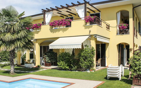 Lazise 712: Pflanze, Gebäude, Eigentum, Himmel, Fenster, Wolke, Wasser, Schatten, Baum, Haus