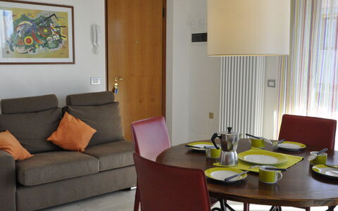 Lazise 717: Tabelle, Möbel, Eigentum, Gebäude, Couch, Komfort, Bilderrahmen, Holz, Interior Design, Wohnzimmer
