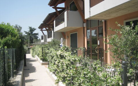 Lazise 717: Pflanze, Gebäude, Eigentum, Haus, Fenster, Wohngebiet, Himmel, Hütte, Schatten, Urban Design