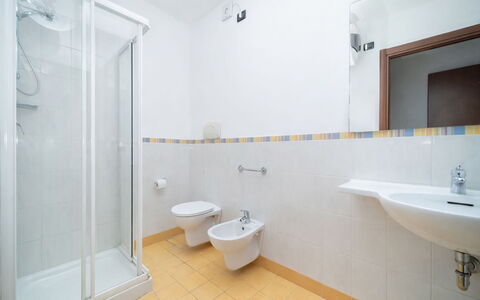 Moniga del Garda 653: Flooring, Fussboden, Interior Design, Armatur, Decke, Bad Sink, Badezimmer, Zapfhahn, Zimmer, Sinken