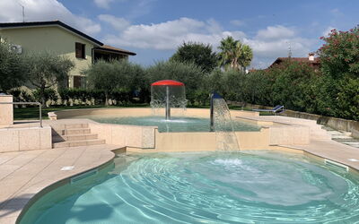 Moniga del Garda 653: Wasser, Wolke, Himmel, Eigentum, Schwimmbad, Azurblau, Gewässer, Baum, Pflanze