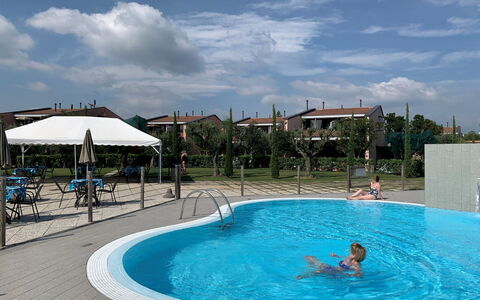 Moniga del Garda 654: Wasser, Wolke, Himmel, Eigentum, Schwimmbad, Azurblau, Gewässer, Freizeit, Aqua, Spass