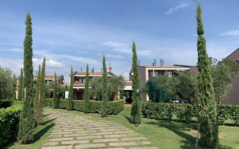 Moniga del Garda 654: Himmel, Pflanze, Wolke, Baum, Gras, Öffentlicher Raum, Urban Design, Landschaft, Wohngebiet, Gebäude