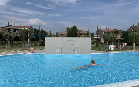 Moniga del Garda 654: Wasser, Wolke, Schwimmbad, Himmel, Azurblau, Freizeit, Aqua, Verbundwerkstoff, Spass, Rechteck