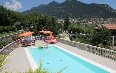 Tremosine 651: Schwimmbad, Eigentum, Resort, Freizeit, Urlaub, Grundeigentum, Tourismus, Ferienort, Bergstation, Gebäude