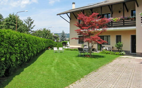 Lago di Caldonazzo 608: Eigentum, Baum, Wohngebiet, Grundeigentum, Gras, Haus, Rasen, Gebäude, Pflanze, Frühling