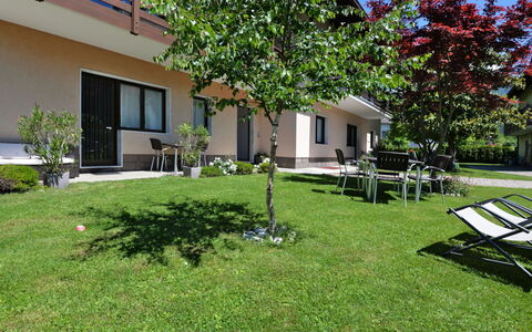 Lago di Caldonazzo 608: Eigentum, Haus, Garten, Grundeigentum, Grün, Zuhause, Gras, Rasen, Hinterhof, Gebäude