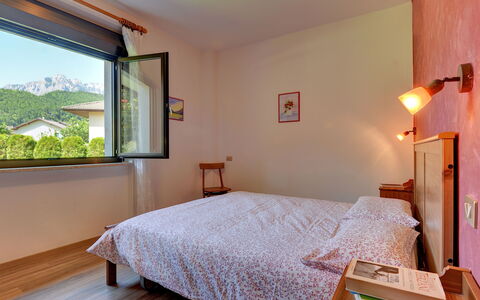 Lago di Caldonazzo 608: Schlafzimmer, Bett, Möbel, Zimmer, Eigentum, Bettdecke, Bettrahmen, Fussboden, Bedding, Interior Design