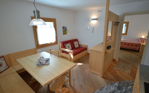 Raveo 602: Tabelle, Möbel, Eigentum, Gebäude, Holz, Interior Design, Couch, Fussboden, Flooring, Komfort