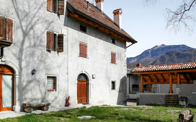 Raveo 603: Gebäude, Himmel, Eigentum, Fenster, Pflanze, Grundstueck, Tür, Berg, Haus, Hütte