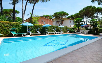 Lignano Pineta 644: Wasser, Pflanze, Gebäude, Schwimmbad, Himmel, Baum, Fenster, Schatten, Gartenmöbel, Sportausrüstung