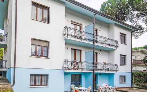 Tiziano: Fenster, Gebäude, Pflanze, Baum, Urban Design, Himmel, Nachbarschaft, Wohngebiet, Tür