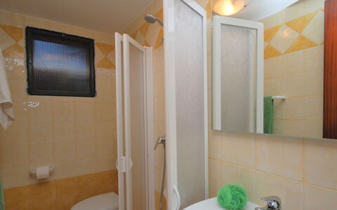 Tiziano: Armatur, Eigentum, Gebäude, Zapfhahn, Sinken, Badezimmer, Fenster, Spiegel, Interior Design