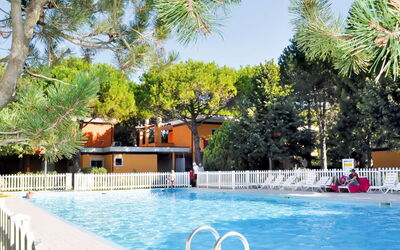 Bibione 629: Schwimmbad, Eigentum, Freizeit, Resort, Grundeigentum, Gebäude, Freizeitzentrum, Urlaub, Haus, Baum
