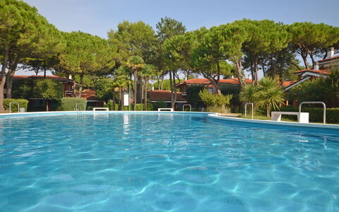 Bibione 631: Wasser, Himmel, Pflanze, Schwimmbad, Baum, Haus, Gebäude, Strandresort, Gartenmöbel, Arecales