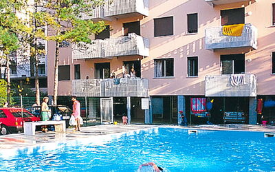 Bibione 633: Wasser, Gebäude, Daytime, Eigentum, Fenster, Himmel, Blau, Schwimmbad, Azurblau, Eigentumswohnung